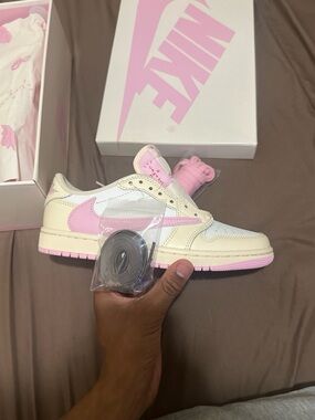 Travis Scott jordan 1 low shy pink size 5
